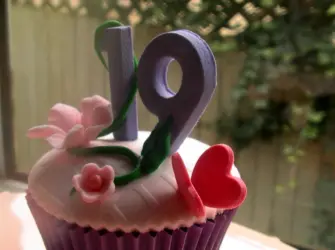 С 19 летием девушке. Открытка для детей