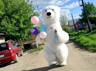 Большой мишка поздравляет с днем рождения. Открытка с поздравлением
