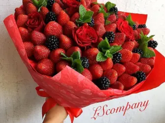 Фруктовый букет с клубникой. Открытка с поздравлением