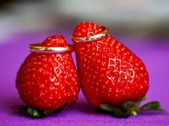 Каменная Клубничная свадьба 33 года. Открытка. Поздравление