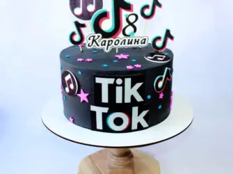 Торт в виде тик тока. Открытка с поздравлением